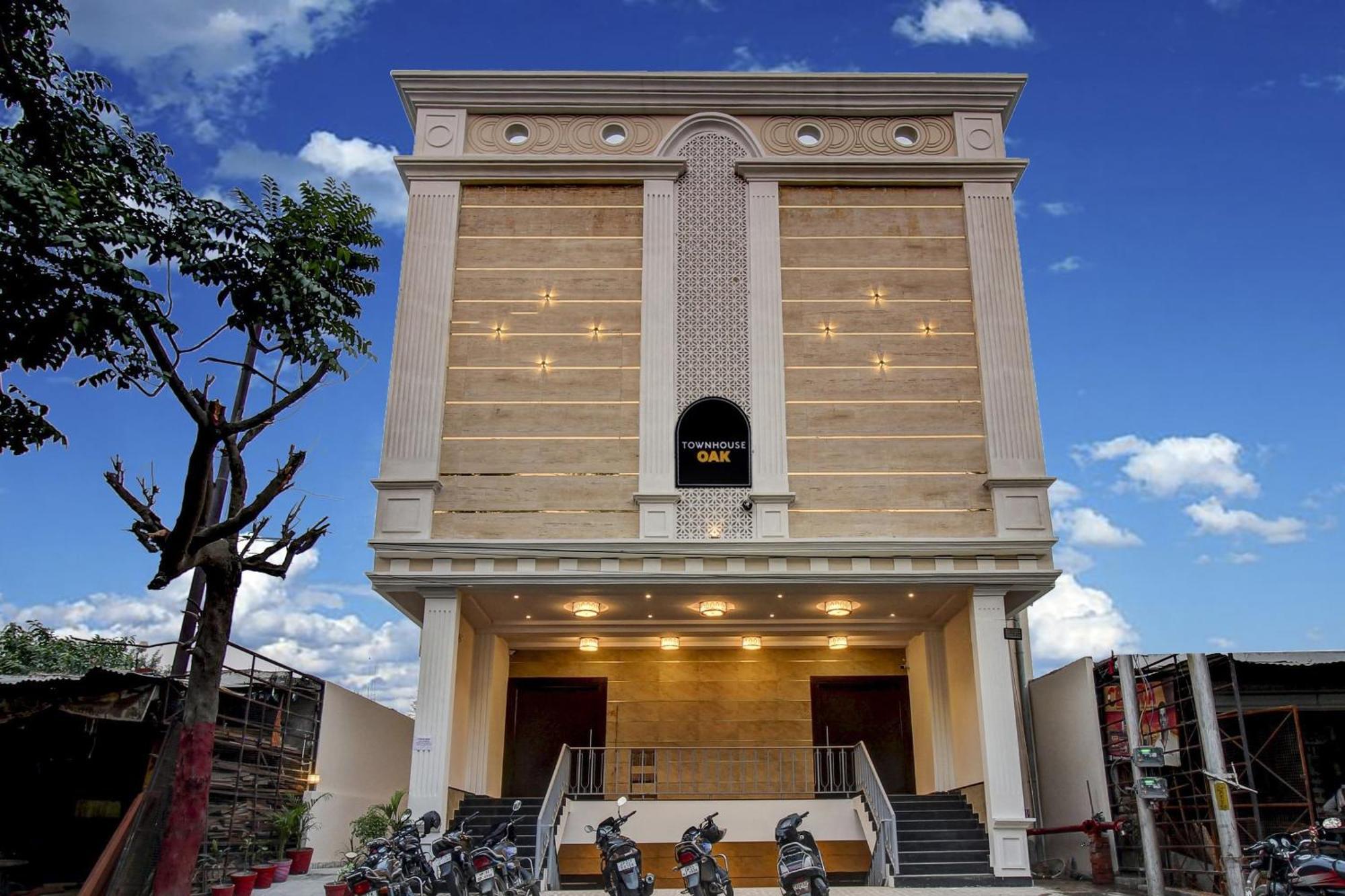 Super Townhouse Oak Aurelia Grand Hotell Lucknow Exteriör bild