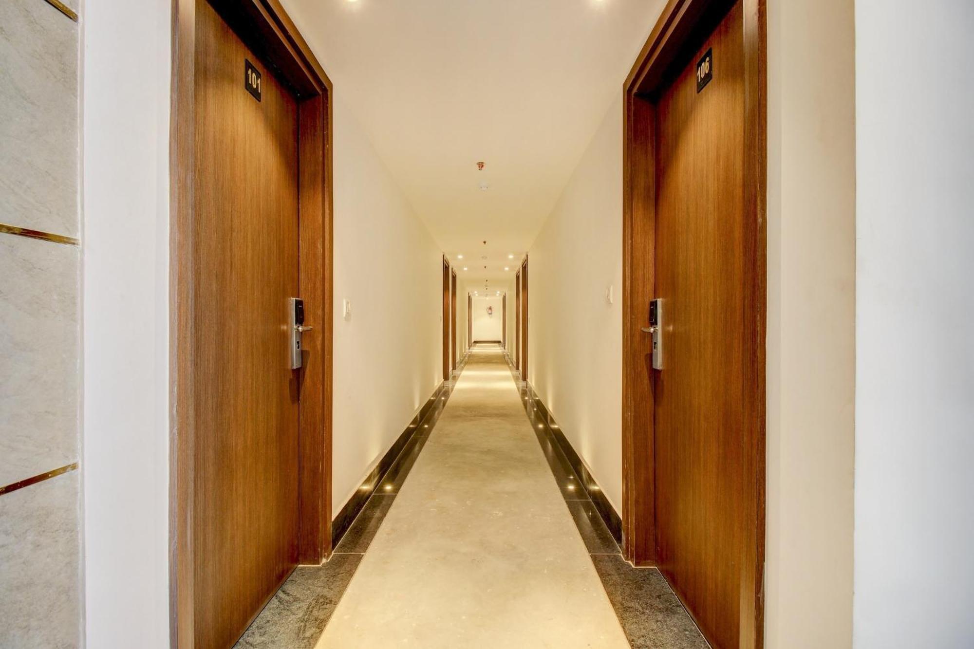 Super Townhouse Oak Aurelia Grand Hotell Lucknow Exteriör bild