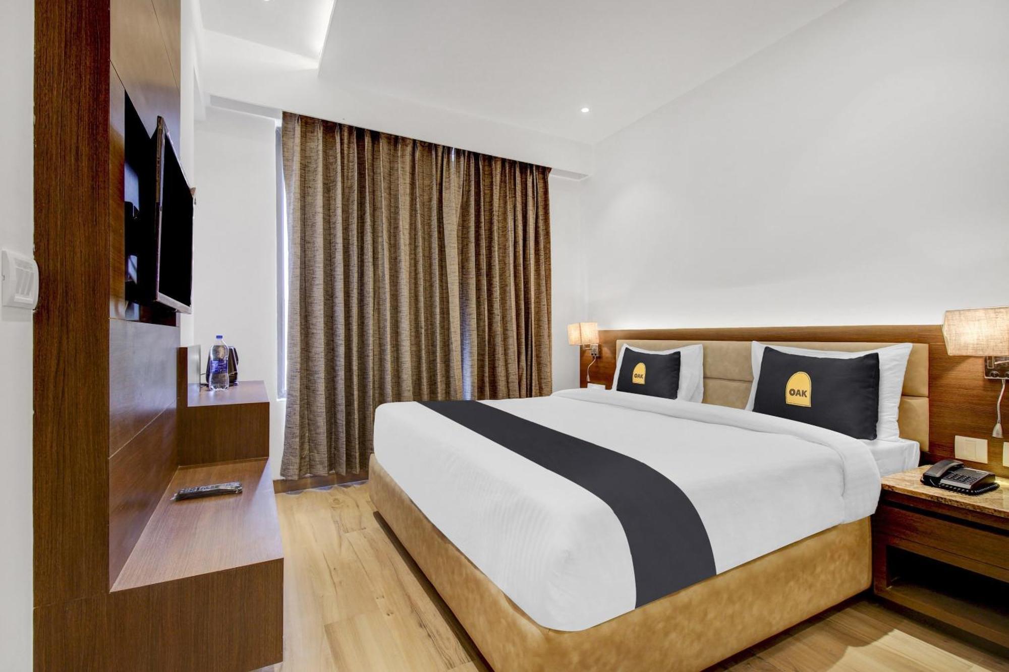 Super Townhouse Oak Aurelia Grand Hotell Lucknow Exteriör bild