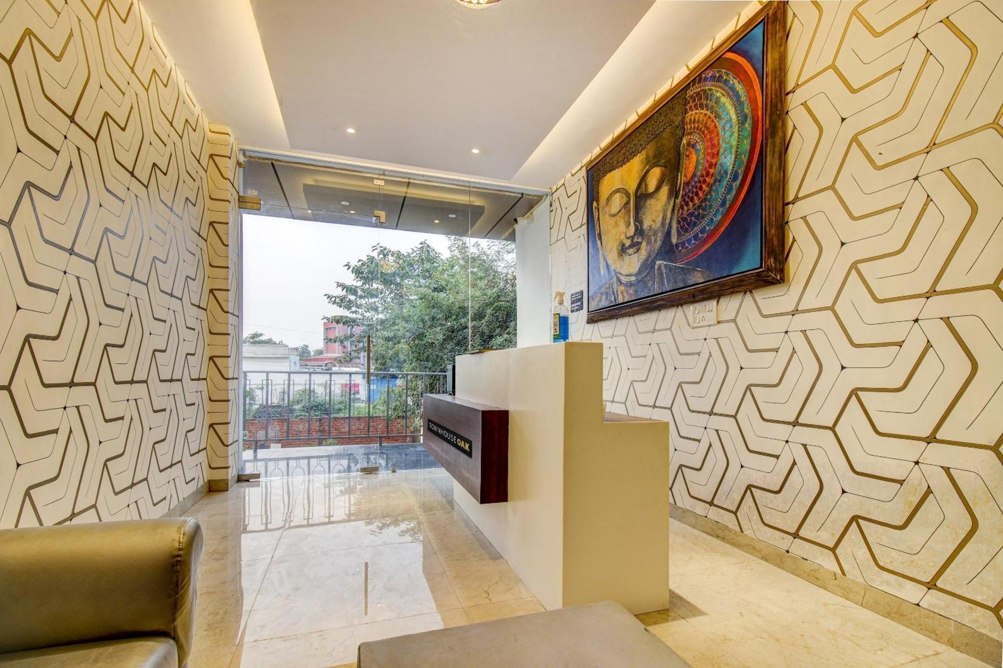 Super Townhouse Oak Aurelia Grand Hotell Lucknow Exteriör bild