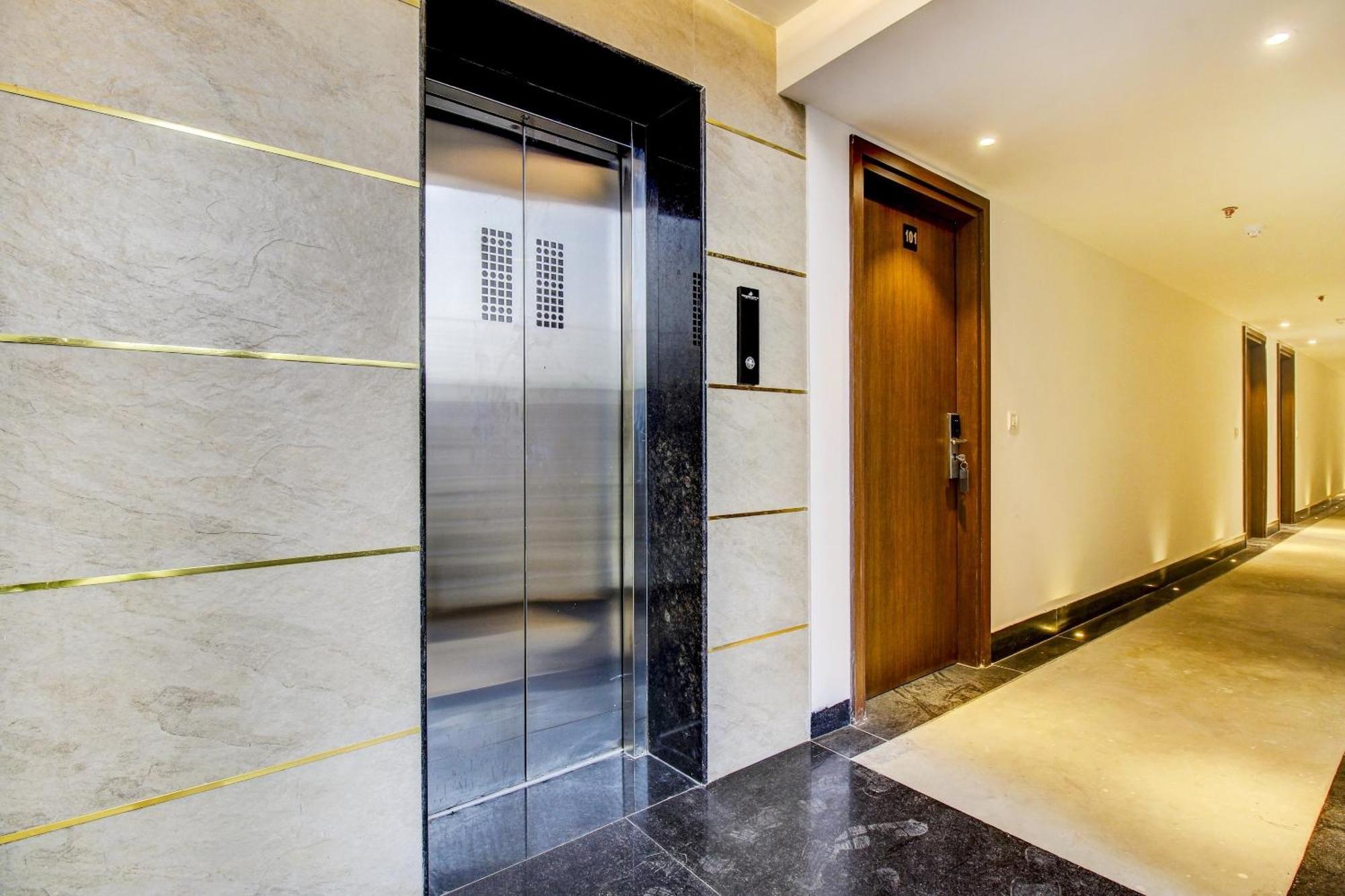 Super Townhouse Oak Aurelia Grand Hotell Lucknow Exteriör bild