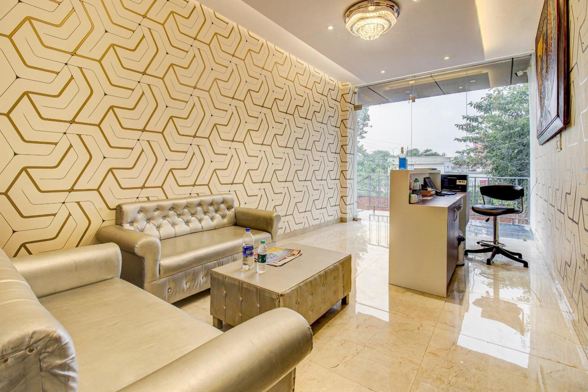 Super Townhouse Oak Aurelia Grand Hotell Lucknow Exteriör bild