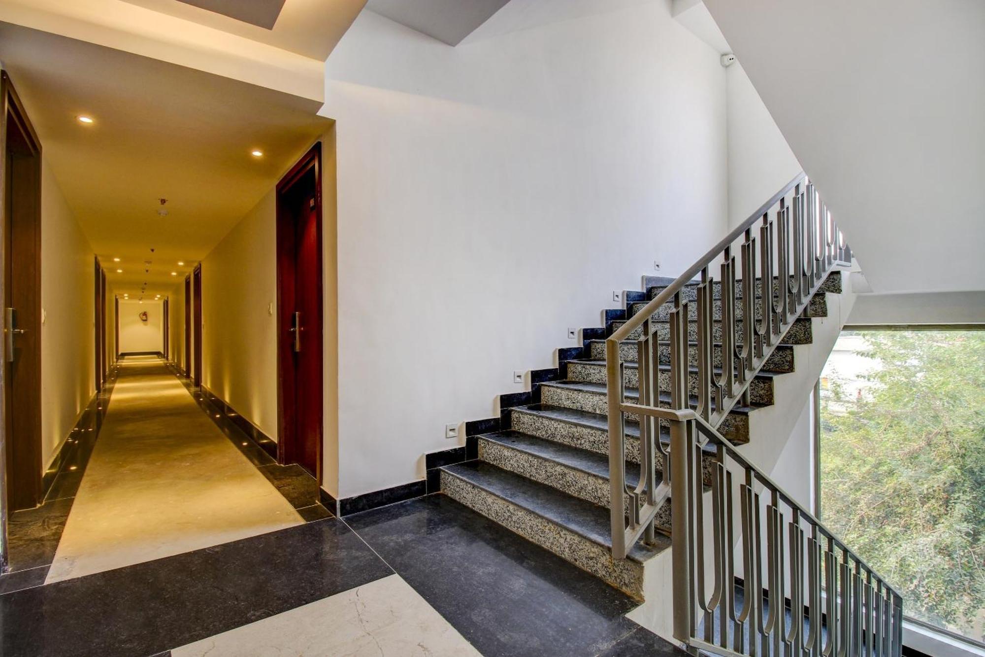 Super Townhouse Oak Aurelia Grand Hotell Lucknow Exteriör bild