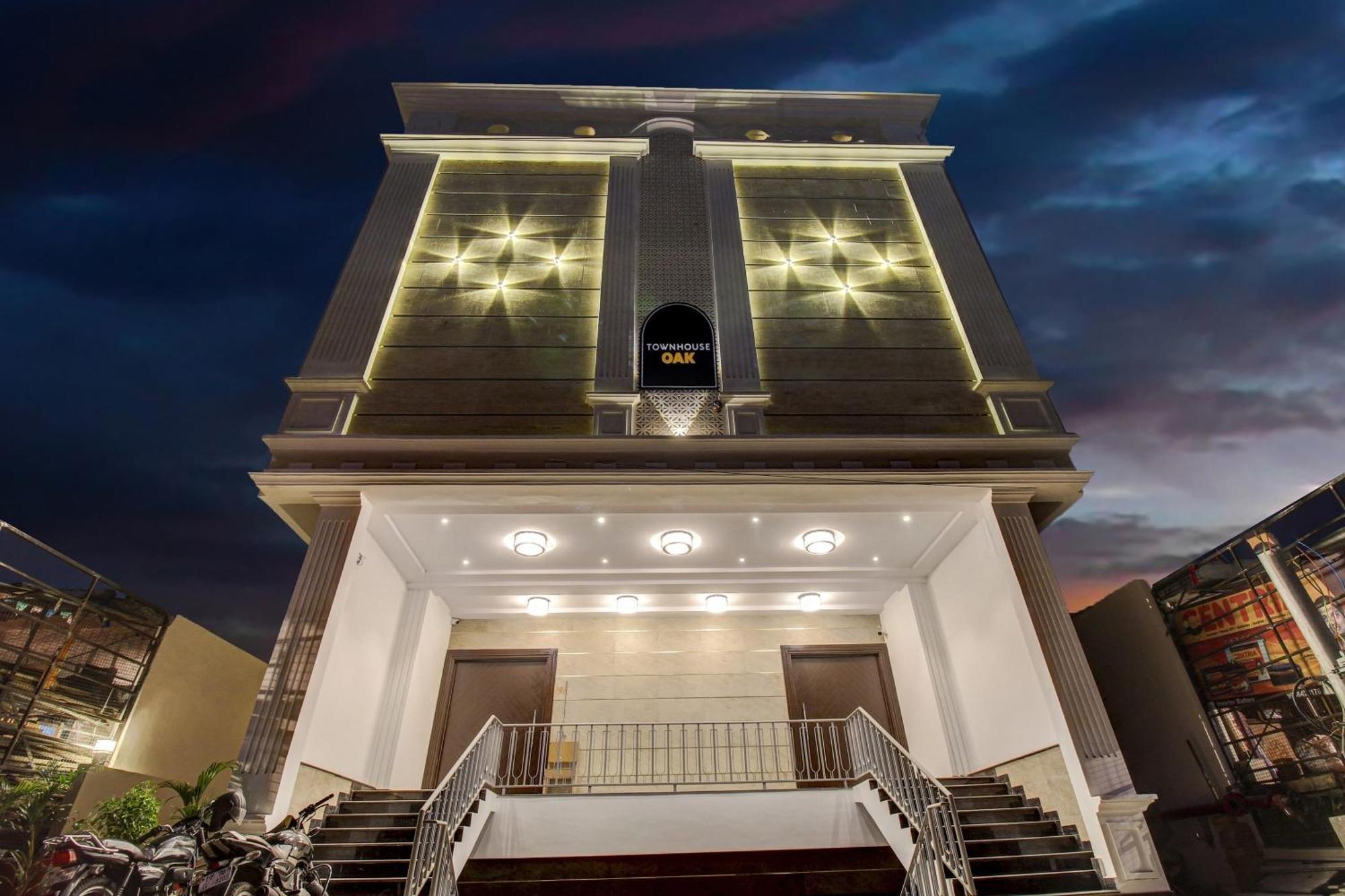Super Townhouse Oak Aurelia Grand Hotell Lucknow Exteriör bild