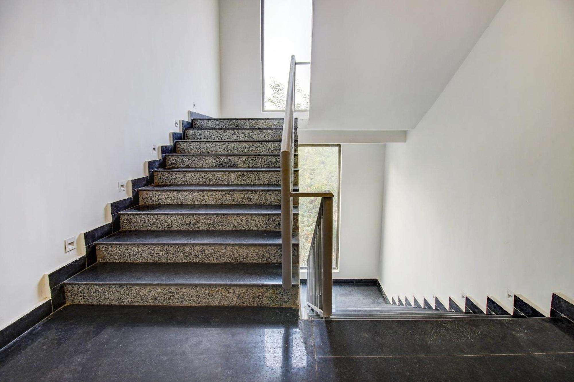 Super Townhouse Oak Aurelia Grand Hotell Lucknow Exteriör bild
