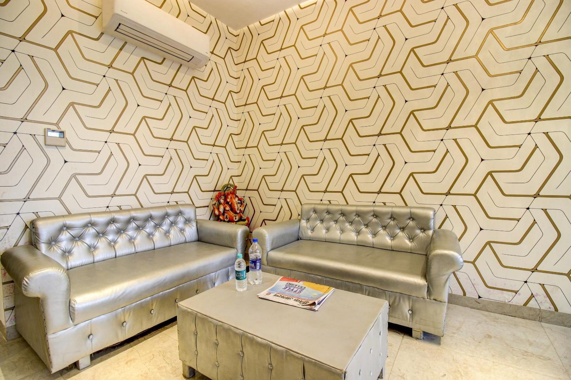 Super Townhouse Oak Aurelia Grand Hotell Lucknow Exteriör bild