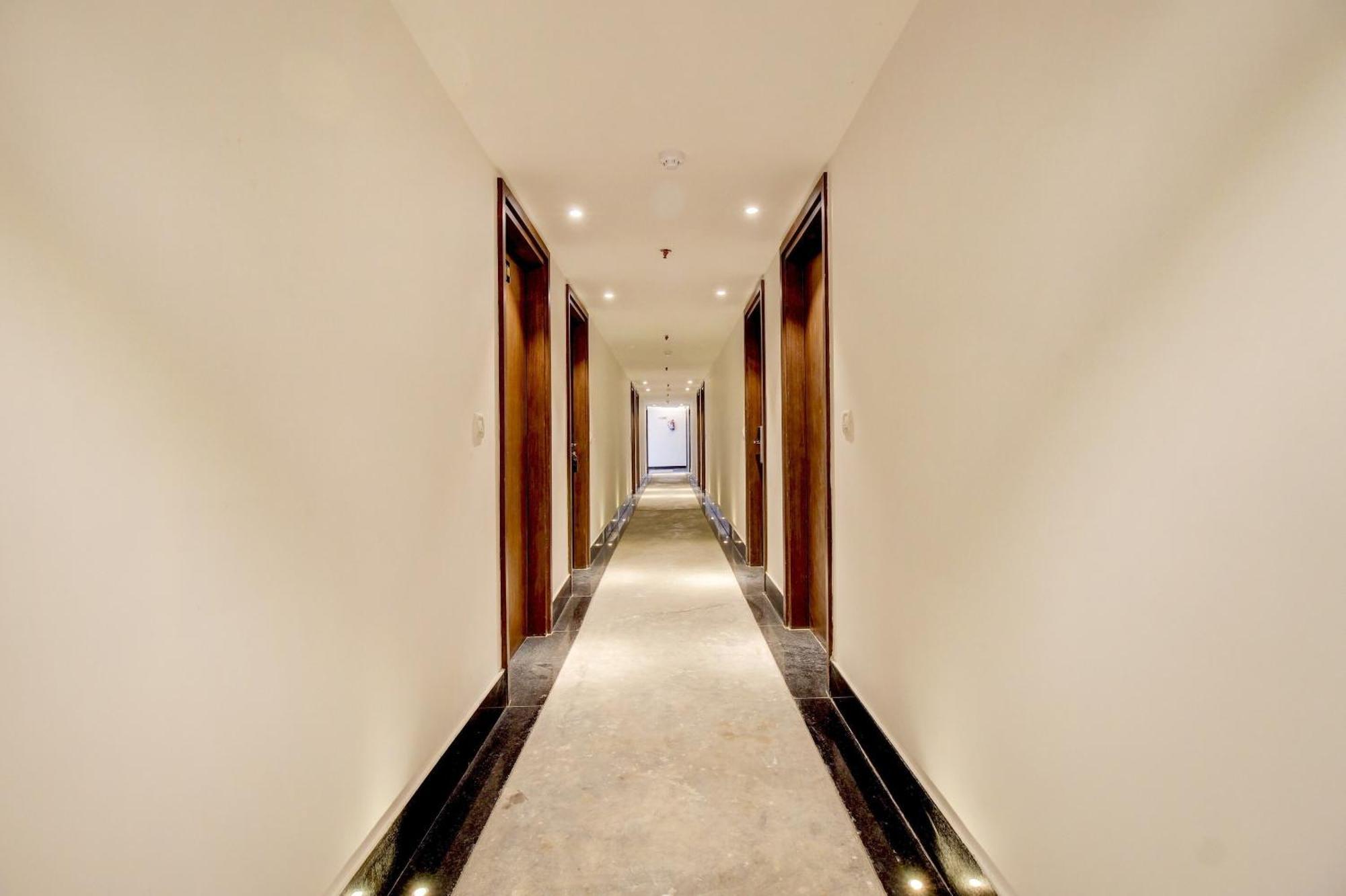 Super Townhouse Oak Aurelia Grand Hotell Lucknow Exteriör bild