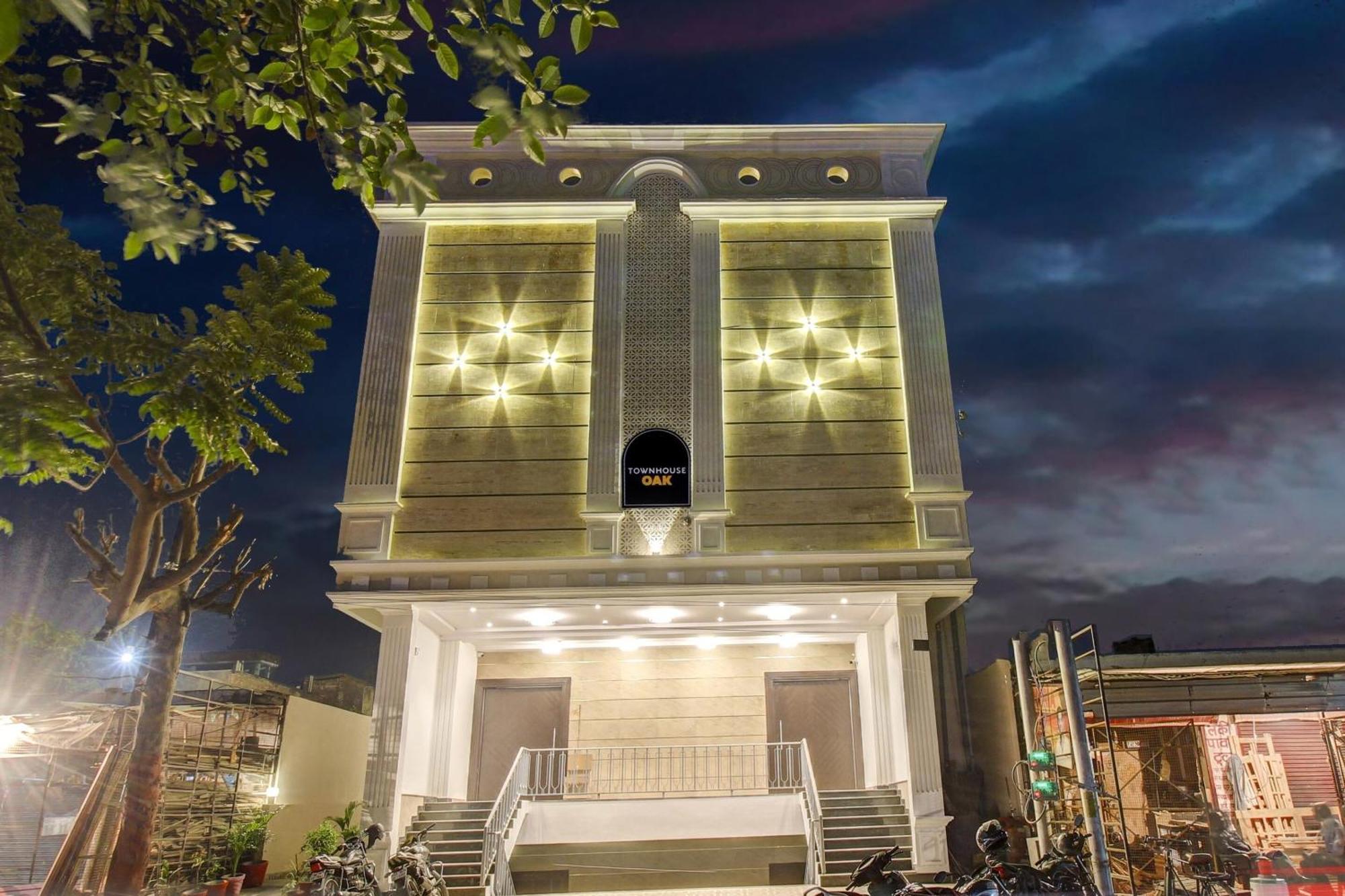 Super Townhouse Oak Aurelia Grand Hotell Lucknow Exteriör bild